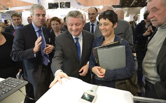  Von links nach rechts: Christoph Stöppler (St. Jude Medical GmbH), Staatssekretärin Martina Hoffmann-Badache (Ministerium für Gesundheit, Emanzipation, Pflege und Alter des Landes Nordrhein-Westfalen), Bundesgesundheitsminister Hermann Gröhe, Rainer Beckers (ZTG Zentrum für Telematik und Telemedizin GmbH), NRW-Gesundheitsministerin Barbara Steffens, Dr. med. Michael Tenholt (MedQN – Medizinisches Qualitätsnetz Bochum)