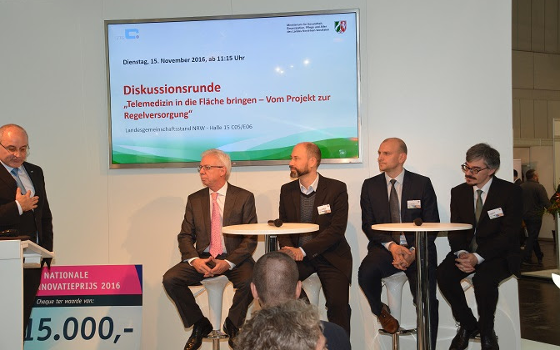 Von links nach rechts: Prof. Dr. Gregor Hohenberg (Zentrum für Wissensmanagement (ZfW), Hochschule Hamm-Lippstadt), Günter van Aalst (Techniker Krankenkasse, Landesvertretung NRW), PD Dr. med. Bert te Wildt (Klinik für Psychosomatische Medizin und Psychotherapie des LWL-Universitätsklinikums Bochum der Ruhr-Universität Bochum; Projekt: Online-Ambulanz-Service für Internetsüchtige (OASIS)), Johannes Technau (Netzwerk Gesundheitswirtschaft Münsterland e.V., Münster; Projekt: Medizinische Innovation Deutschland-Niederlande (MIND)), Jannis Radeleff (St. Jude Medical GmbH, Eschborn; Projekt: CardioMEMS)