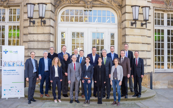 Gemeinsam handeln. Kompetent behandeln. - Kooperationspartner des Projekts beim TELnet@NRW-Kongress vor dem Schloss der Westfälischen Wilhelms-Universität Münster.